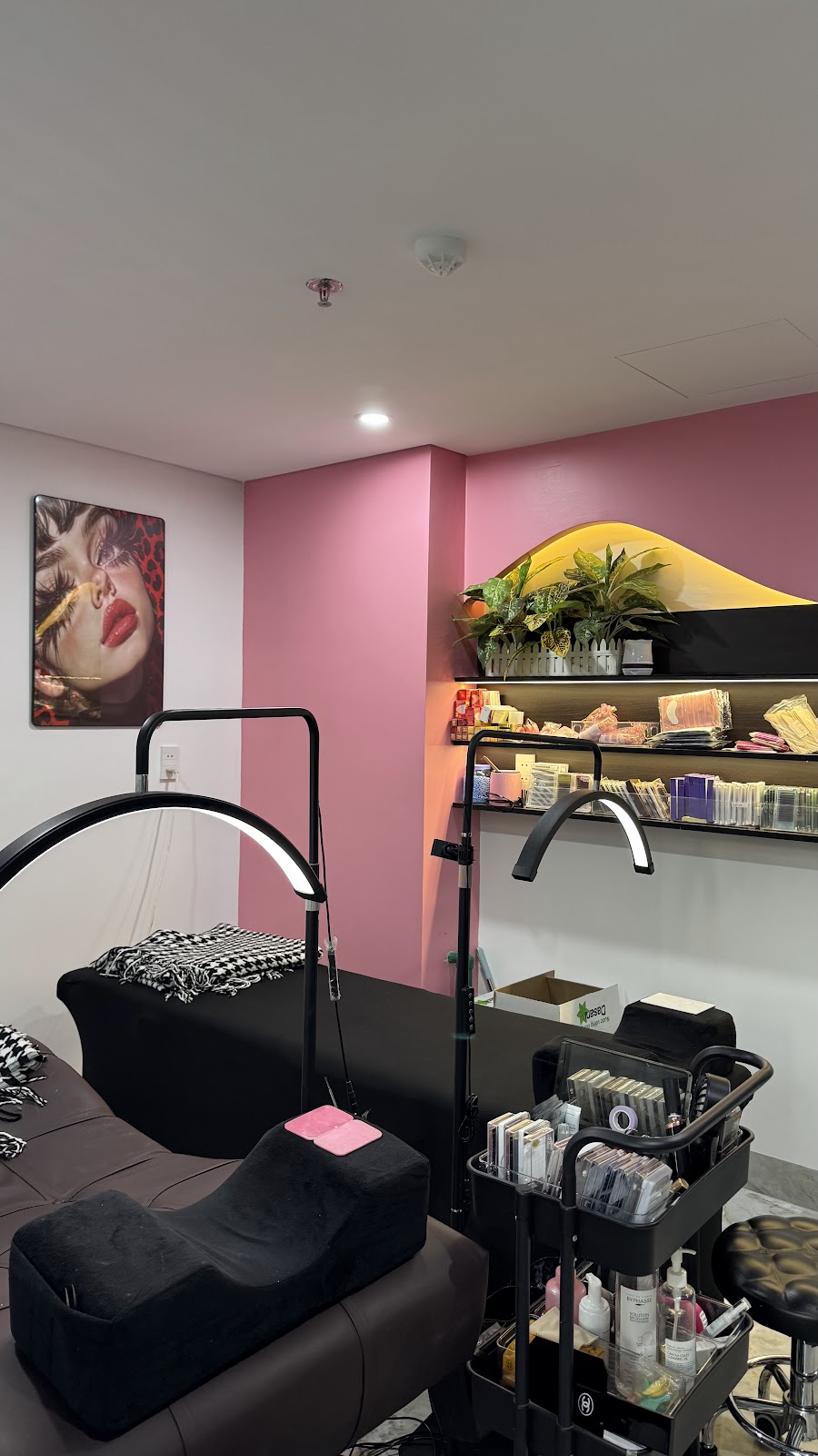 Là Ni Beauty ( Eyelash - Brows - Nails - Foot massage - Pedicure -Menicure )