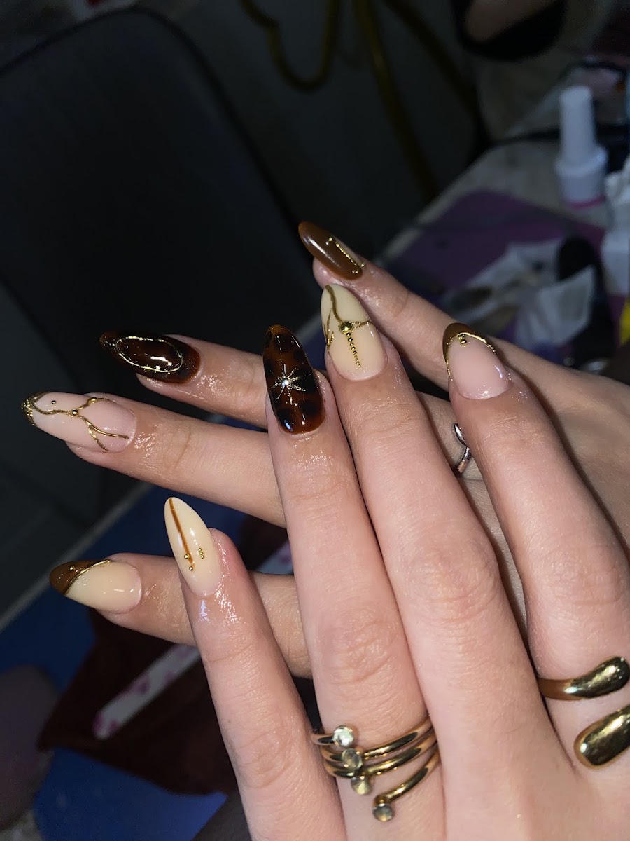 Bee Nail