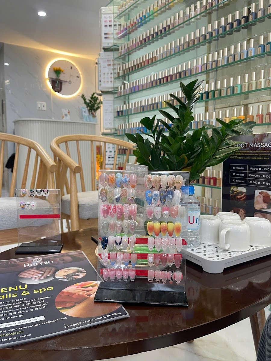 Remie Nail Spa - Shampoo - Massage
