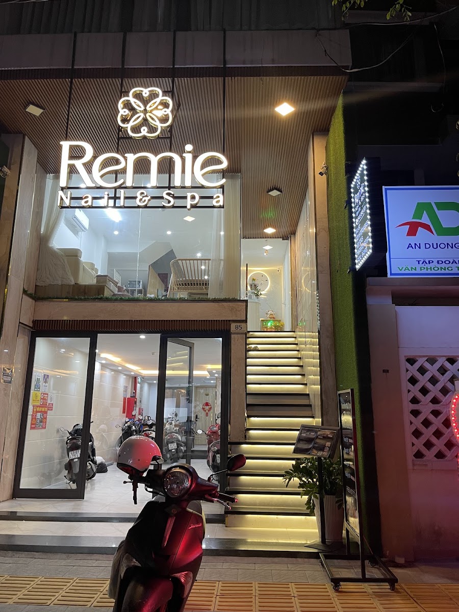Remie Nail Spa - Shampoo - Massage