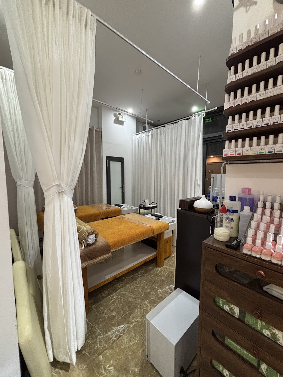 Golden Swan Nail Studio