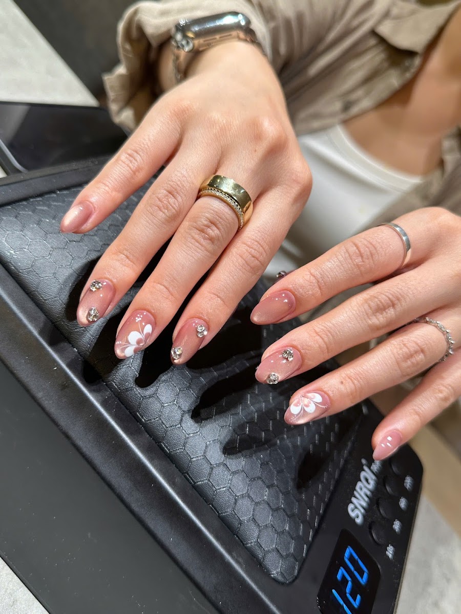 R Nail & Spa 1 ( Nail- Eyelash- Eyebrow- Shampoo- Waxing)
